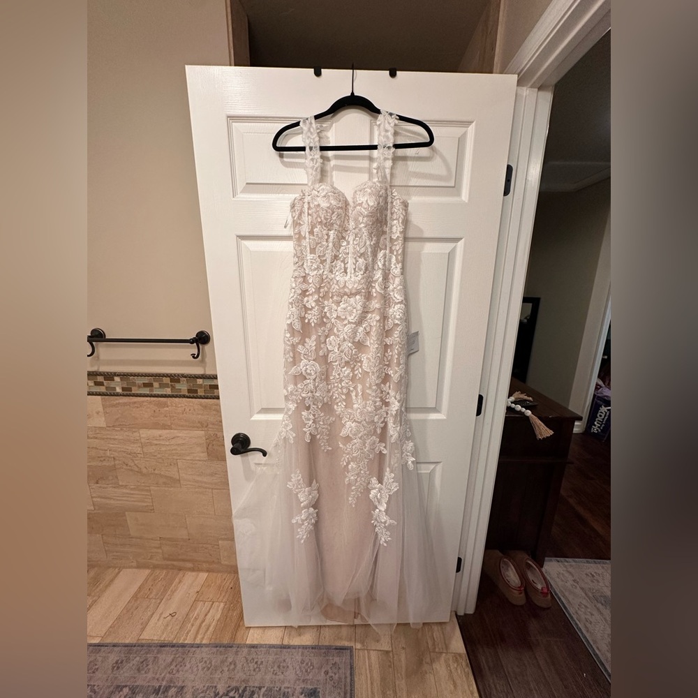 Lulu’s Elegant Lace bustier Gown
Size: 10
New with tags - Picture 2 of 5